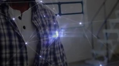 Tablet ekranını tıklatan ve dönen teknoloji veri görselleştirmesi için ağ örtüsünü etkinleştiren adam. Teknoloji, dijital, bağlantı, yenilik, fütürizm, çalışma alanı, odaklanma