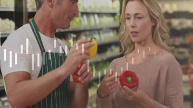 Sarı biber yetiştiren tezgahtar ve alışverişe rehberlik eden kırmızı ve sarı biberleri karşılaştıran, gülümseyen. Bakkal, tazelik, etkileşim, canlı, perakende, sağlıklı, işbirliği