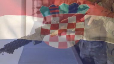 Hizmet üyesi, tüfeği kaldırarak, yeniden doldurarak ve cephanesini göstererek askeri eğitim alıyor. Askeri, eğitim, taktik, hassasiyet, disiplin, ciddiyet, eylem