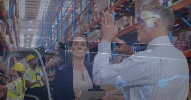 Depo müdürü rafları ve lojistik kurşun tıkırdatma tabletini işaret ederek stokları gösteriyor. Lojistik, envanter, dijital, işbirliği, sanayi, teknoloji, organizasyon