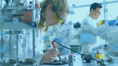 Meslektaşı analitiği birleştiren, birleştiren ikonlar olarak pipet yaparken, teknoloji bilimci lehimleme tahtası. Araştırma, yenilik, teknoloji, işbirliği, kesinlik, deney, veri