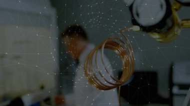 Laboratuvara giren bilim adamı kaplamayı etkinleştiriyor, göstergeleri denetliyor valf ayarlarını ayarlıyor. Kesinlik, enstrümantasyon, laboratuvar, mühendislik, ölçüm, araştırma, teknoloji