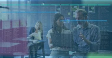 Teknik ekip dizüstü bilgisayarı incelerken renk çizgileri beliriyor ve kodun animasyonu verileri analiz ediyor. İşbirliği, veri analizi, modern ofis, takım çalışması, dijital, profesyonel, iletişim