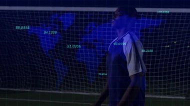 Kaleci, analitik sporların üst üste geldiği bir ortamda topu takip ediyor ve golü yakalıyor. Sporcu, spor, dijital, rekabet, kentsel, fütüristik, esneklik