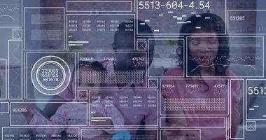 Şişeyi yerleştirdikten sonra baba, bebeğin sağlık sahnesinde kalp ikonlarıyla içmesine rehberlik etti. Aile, bakım, ebeveynlik, şefkat, samimiyet, samimiyet, bağlanma.