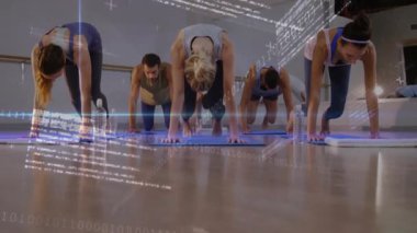 Yoga katılımcıları, dizlerinin üzerine çöküp tahta üzerine çökmüş ayak parmaklarını ikili kodlar altında aşağıya doğru akan bir köpeğe yerleştiriyorlar. Fitness, meditasyon, farkındalık, dijital, fütüristik, uyum, esneklik