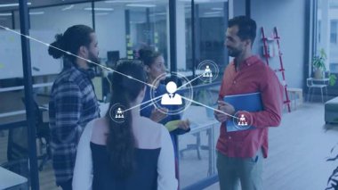 İş dünyası ekibi notlarını paylaşıyor ve genişlemeyi gösteren cam duvarın üzerinden animasyon ağ düğümleri başlatıyor. İşbirliği, yenilik, bağlantı, takım çalışması, dijital, modern, kurumsal