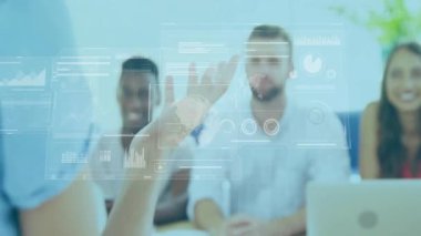 Kadın sunucu, kollarını indirene kadar iş çizelgelerinde el rehberliği yapıyor. Futuristik, sunum, işbirliği, analitik, dijital, yenilik, takım çalışması