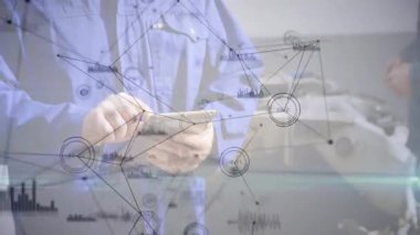 Teknisyen tıkırtı tableti, akran denetleme motoru ile analiz etmek için animasyon ağ verisini etkinleştiriyor. Teknoloji, sanayi, yenilik, işbirliği, veri, analitik, modern