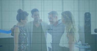 İş dünyasının başarısını kutlayan dört meslektaş, arkadan hareketli grafikler yükselirken çemberi sıkılaştırıyor. İşbirliği, takım çalışması, başarı, girişim, profesyonel motivasyon, büyüme