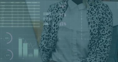 Bilgisayarda daktilo eden ve piyasa veri analizi için yüzen finans şemalarını etkinleştiren iş analisti. Profesyonel, finans, veri görselleştirme, modern, analitik, çalışma alanı, teknoloji