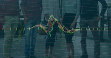 Animasyon dalga biçimi iş sahasında hareket ediyor ve kamerayı yukarı doğru yönlendiriyor. Bu da beş meslektaşı gösteriyor. Takım, işbirliği, teknoloji, iletişim, modern, profesyonel, başlangıç