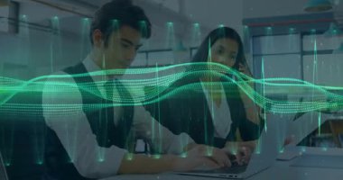 Yeşil veri dalgası olarak yazıp konuşan meslektaşlar analitik çalışma masasının üzerinde animasyon oluştururlar. İşbirliği, teknoloji, fütüristik, kurumsal, üretkenlik, iletişim, analitik