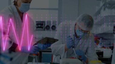 Araştırmacı bilim adamı tableti tıkırdatıyor ve iş arkadaşı laboratuarın üstünde pembe dalga formunda geziyor. Laboratuvar, yenilik, teknoloji, araştırma, işbirliği, hassasiyet, analitik