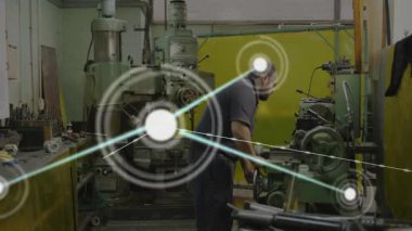 Torna tezgahında makinist besleme çalışması üretiliyor, sensör verilerini gösteren ağ örtüsü etkinleştiriliyor. Sanayi, zanaat, dijital, bağlantı, kesinlik, mühendislik, teknoloji