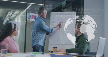 İş toplantısındaki sunucu etiketleme kurulu ROI 'yi dünya sıralamasıyla açıklayan bar tablosu çiziyor. Şirket, strateji, profesyonel, dijital, takım çalışması, yenilik, analiz