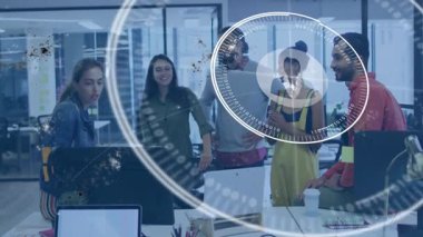 İş dünyası için dijital ağ simgeleri ortaya çıkarken, iş arkadaşları ekranda yazı yazıp işaret ediyorlar. İşbirliği, teknoloji, yenilik, beyin fırtınası, iletişim, dijital, takım çalışması