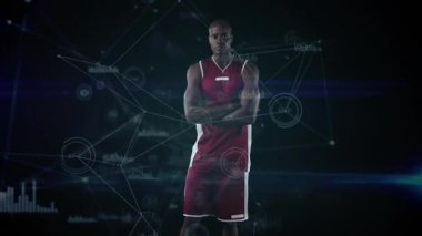 Erkek sporcu kollarını kavuşturarak ona komplo kuran teknoloji grafiklerini ve çizgilerini yoğunlaştırıyor. Gelecek, teknoloji, dijital, soyut, yenilik, veri, bağlantı