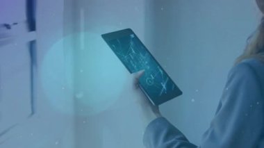 Pencerenin yanında tablet kaldıran bir kadın sürüklenen Bokeh ile analiz etmek için iş haritalarını kaydırıyor. Teknoloji, yenilik, dijital, profesyonel, veri görselleştirme, fütüristik, parlak