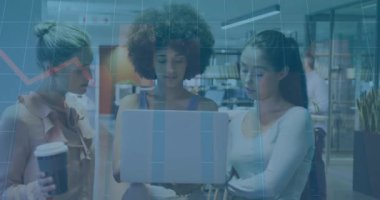 İş toplantısında dizüstü bilgisayarın etrafında toplanan üç kadın fikir birliği için grafiği yakınlaştırıyor. İşbirliği, takım çalışması, veri analizi, modern ofis, profesyonel kadınlar, dijital çalışma alanı, iş stratejisi