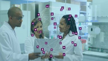 Bilim adamları bilgisayar ekranını işaret ederek veri analizi için laboratuvardaki mor simge ağını aktive ediyorlar. İşbirliği, yenilik, teknoloji, araştırma, veri, takım çalışması, analitik