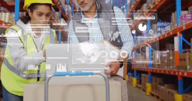 Depo işçisi tramvayı sürüyor ve lojistik şemasını güncellerken barkodu tarıyor. Lojistik, envanter, takım çalışması, sanayi, veri, teknoloji, dijital