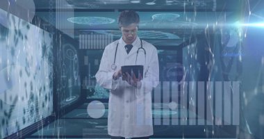 Tablet kullanan beyaz erkek doktor üzerindeki dijital ekranlardaki çeşitli verilerin görüntüsü. Sağlık, tıp ve teknoloji konsepti dijital olarak oluşturulmuş görüntü.
