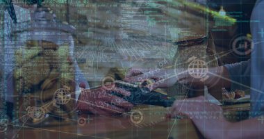 Akıllı telefondan ödeme yapan farklı kişiler üzerinden veri işleme ve bağlantı ağının görüntüsü. Küresel teknoloji, finans ve dijital arayüz kavramı dijital olarak oluşturulmuş görüntü.