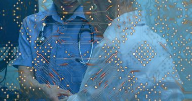 Hastanedeki Kafkasyalı yaşlı kadını muayene eden Asyalı erkek doktora karşı mikroişlemci bağlantıları. Tıbbi sağlık ve teknoloji konsepti