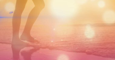 Plajda yürüyen bir kadının üzerindeki ışık lekeleri. Küresel iş ve dijital arayüz kavramı dijital olarak oluşturulmuş görüntü.