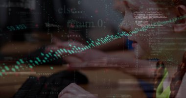 Bilgisayar kullanarak çeşitli öğrencilerin veri işleme görüntüsü. Küresel eğitim, teknoloji ve dijital arayüz kavramı dijital olarak oluşturulmuş görüntü.