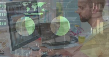 Kafkas işadamının ofisindeki veri işleme görüntüsü. Küresel iş, bilgisayar ve dijital arayüz kavramı dijital olarak oluşturulmuş görüntü.