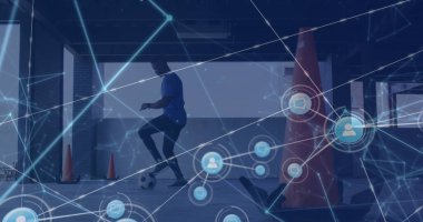 Afro-Amerikan erkek futbolculara karşı dijital ikonlar ağı. Küresel ağ ve spor teknolojisi kavramı