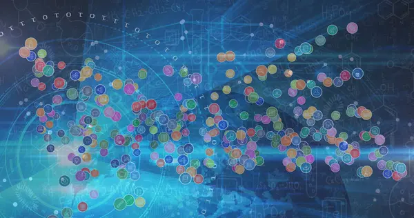 İş adamlarının üzerindeki simgelerle olan bağlantı ağının küresel görüntüsü. Dijital arayüz teknolojisi ve ağ konsepti dijital olarak oluşturuldu.