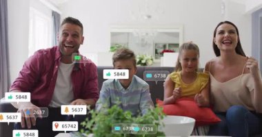 Ebeveynler ve çocuklar pazarlama panelinin aktifleşmesi üzerine tezahürat yapıyorlar. Yorum paylaşımı gibi. Aile, kutlama, bağlantı, birliktelik, mutluluk, modern, yaşam tarzı