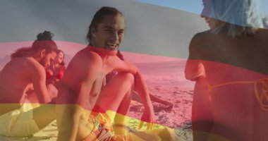 İspanyol bayrağına tepki gösteren arkadaşlar, birlik pazarlamasını kutlayan Amerikan bayrağına geçtiler. Plaj, arkadaşlık, kutlama, canlı, açık hava, günlük, boş zaman