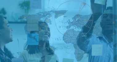 Ön tarama ekibi cama veriler ve beşlik çakma planıyla daire çiziyor. İşbirliği, beyin fırtınası, yenilik, takım çalışması, strateji, modern, dinamik