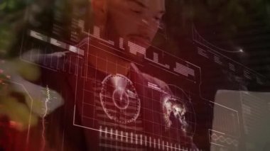 Veranda masasında dizüstü bilgisayarda yazı yazan erkek analist, analiz için holografik küre ve grafikler tasarlıyor. Gelecek, dijital, yenilik, açık hava, teknoloji, odak, iş