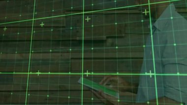 Sağdan giren ve tablet kaldıran adam, artırılmış gerçeklik ızgarası ile etkileşime geçiyor. Teknoloji, yenilik, arayüz, fütürizm, dijital, personel, tasarım