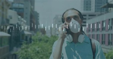 Erkek banliyö çalışanı telefonları kaldırıyor, telefon görüşmelerini başlatıyor ve telekom dalgalarını canlandırıyor. Kentsel, teknoloji, iletişim, gelişigüzel, modern, açık hava, bağlantı