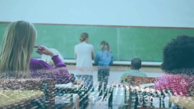 Sınıfta geri bildirim için veri örtüsüyle rehber öğretmenliğe başlayan tahtada çocuk yazma yanıtı. Eğitim, sınıf, öğrenim, öğrenci etkinliği, öğretim, okul, akademik