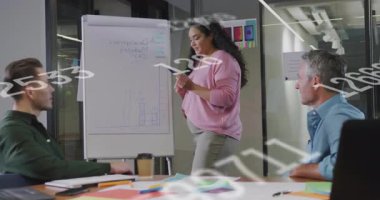 İş konularına giren ve rakamlar sürüklenirken grafik üzerinde büyüme çubukları çizen bir kadın. Profesyonel, işbirlikçi, modern, analitik, strateji, kurumsal, sunum