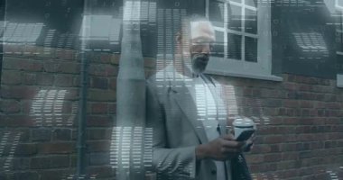 Olgun bir adam akıllı telefonu dinliyor, mesajları kontrol ediyor ve kahve yudumluyor. Bu da teknoloji şebekesi örtüşmesine neden oluyor. Kentsel, modern, profesyonel, yaşam tarzı, teknoloji, gündelik, dijital