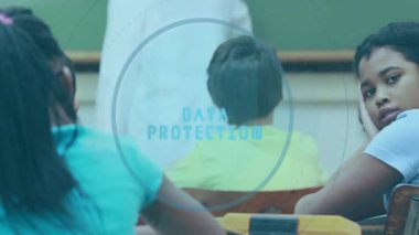 Öğretmen yazısı, DATA PROTECTION üstüste bindirme soluklaşan ve titreşen halka vurgusu öğrencinin başını döndürüyor. Sınıf, eğitim, e-öğrenim, yenilik, katılım, odak, teknoloji