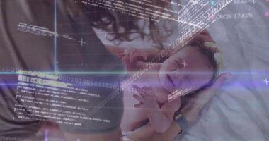 Anne yeni doğan ayaklarının üzerine eğilip ağlamaya başlıyor sonra da sağlığını korumak için okşuyor. Annelik, çocuk bakımı, bağlanma, şefkat, refah, rahatlık, bakım