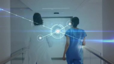 Doktorlar, tıbbi analiz için holografik ağ düğümleri ve çizgiler oluştururken koridorda yürüyorlar. Tıbbi, sağlık, teknoloji, dijital, geleceksel, yenilik, bağlantı