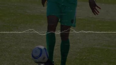 Futbolcu, hareketli spin ölçümleri ile kontrolü denerken step dansı ve hokkabazlık yapıyor. Atletik, antrenman, hareket, canlı, dayanıklılık, çeviklik, odaklanma