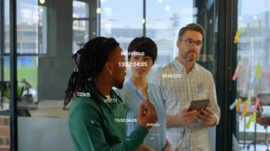 İkinci şahıs fikir paylaşımına başlarken iş arkadaşları iş stratejisi planlarken animasyon numaralarına neden oluyor. İşbirliği, takım çalışması, yenilik, beyin fırtınası, ofis, modern iletişim