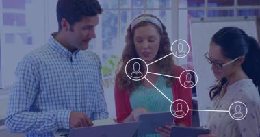 Toplantıda tablet tıkırdatma, iş ortaklığını gösteren animasyon ağ düğümleri oluşturma. İşbirliği, takım çalışması, yenilik, dijital, bağlantı, çalışma istasyonu, çözüm