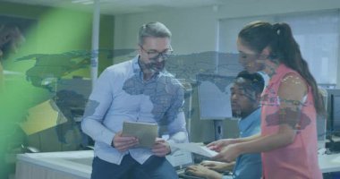 İşletme yöneticisi, veri stratejisi için tablet üstüne tablet ve yumurtlama haritasını işaret ediyor. İşbirliği, takım çalışması, veri analizi, modernlik, dijital teknoloji, şirket, strateji